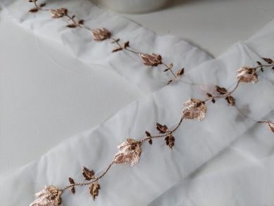 3 METRES OF STUNNING EMBROIDERED ORGANZA INSERTION LACE - WHITE WITH BROWN/CARAMEL COLOURED FLOWERS - APPROX 5cm WIDE