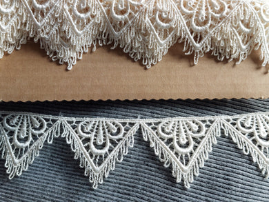 FULL PACK - 10 YARDS OF VINTAGE TRIM - CREAM GUIPURE LACE - BUNTING SHAPED - MADE IN AUSTRIA - APPROX 4.5cm WIDE