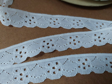10 METRES OF WHITE SCALLOPED LACE - APPROX ONE INCH WIDE