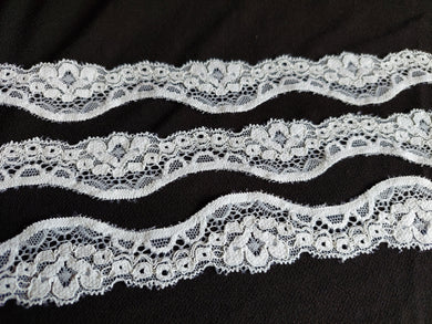 3 METRES OF WHITE WAVY SCALLOPED STRETCH LACE - APPROX 3.5cm WIDE