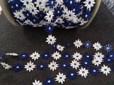 3 METRES OF VINTAGE TRIM - BLUE AND WHITE DAISY DAISIES GUIPURE FLOWER LACE - MADE IN AUSTRIA - APPROX 2.5cm WIDE