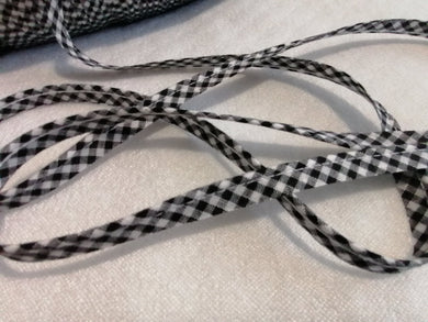 10 METRES OF BLACK AND WHITE GINGHAM FLANGED PIPING - APPROX 1cm WIDE