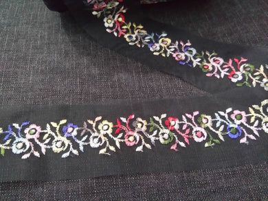 3 METRES OF VINTAGE TRIM - STUNNING EMBROIDERED ORGANZA TRIM INSERTION LACE - BLACK WITH MULTI COLOURED FLOWERS - APPROX 5cm WIDE
