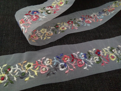 3 METRES OF VINTAGE TRIM - STUNNING EMBROIDERED ORGANZA TRIM INSERTION LACE - WHITE WITH MULTI COLOURED FLOWERS - APPROX 5cm WIDE