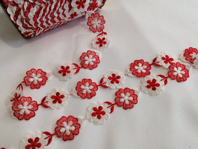 3 METRES OF BEAUTIFUL RED AND WHITE VINTAGE FLOWER TRIM - APPROX 3.5cm WIDE