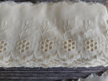 3 METRES OF VINTAGE CREAM BRODERIE ANGLAIS LACE TRIM - APPROX 8cm WIDE