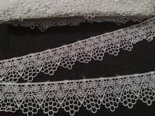3 METRES OF BEAUTIFUL GUIPURE LACE - APPROX 4.5cm WIDE